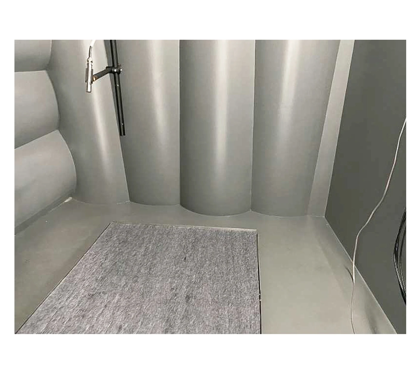 小混响舱(Alpha-cabin)